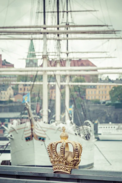 Skeppsholmsbron (Ponte Skeppsholm) com sua famosa coroa dourada — Fotografia de Stock