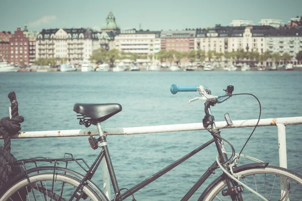 Una bicicleta en el casco antiguo de Estocolmo, Suecia — Foto de Stock