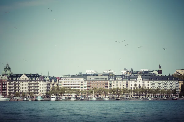 Scenic panorama of the Old Town (Gamla Stan) pier architecture i — Stock Photo, Image