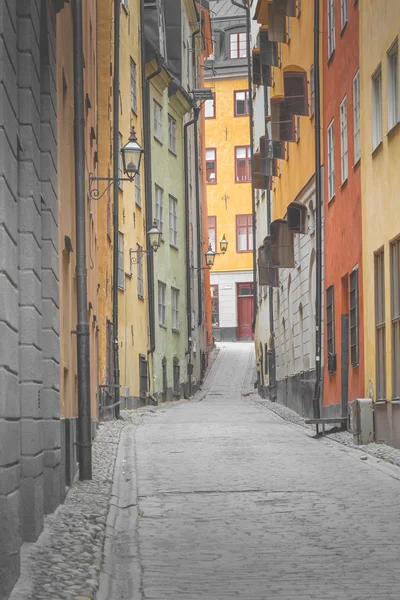 Rua estreita na Cidade Velha (Gamla Stan) de Estocolmo, Suécia — Fotografia de Stock