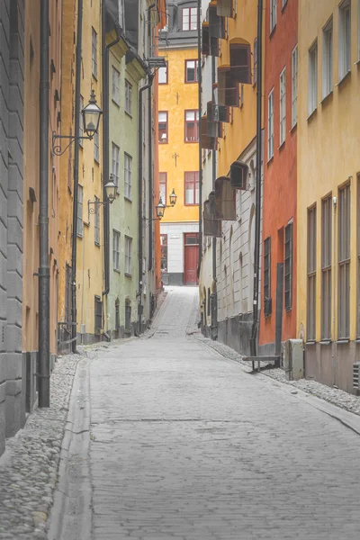 Rua estreita na Cidade Velha (Gamla Stan) de Estocolmo, Suécia — Fotografia de Stock