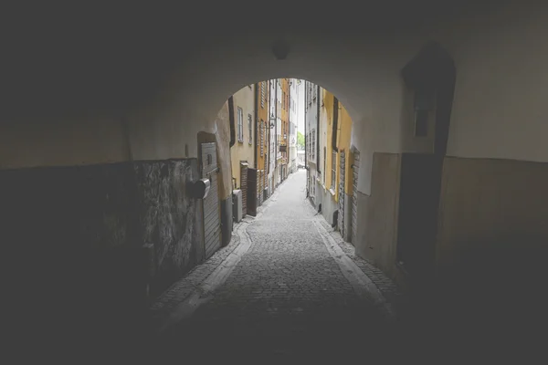 Narrow Street en Old Town (Gamla Stan) de Estocolmo, Suecia — Foto de Stock