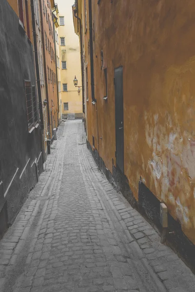 Wąskiej uliczce na starym mieście (gamla stan) w Sztokholmie, Szwecja — Zdjęcie stockowe