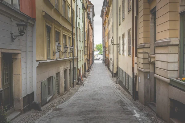 Úzká ulice ve starém městě (gamla stan) ve Stockholmu, Švédsko — Stock fotografie