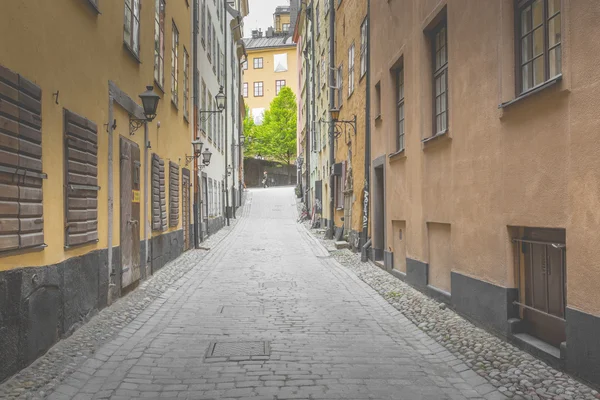 Rua estreita na Cidade Velha (Gamla Stan) de Estocolmo, Suécia — Fotografia de Stock