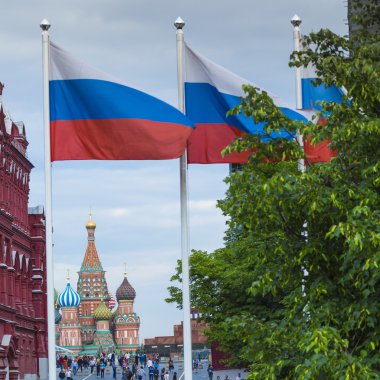 Moskova - 02 Haziran 2016: Rus bayrağı ve St Basils Katedrali