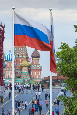 Moskova - 02 Haziran 2016: Rus bayrağı ve St Basils Katedrali