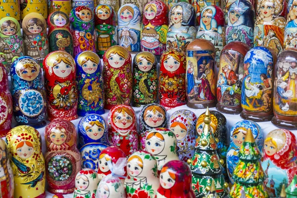 Coloridas muñecas rusas anidando matreshka en el mercado. Matriosh — Foto de Stock