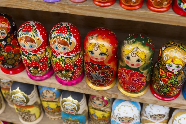 Coloridas muñecas rusas anidando matreshka en el mercado. Matriosh —  Fotos de Stock