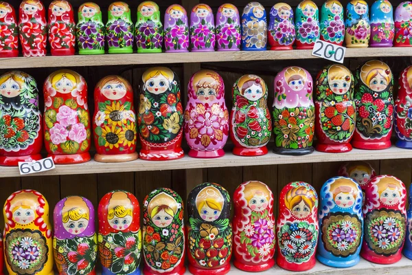 Bambole nidificanti russe colorate matreshka al mercato. Matriosh — Foto Stock