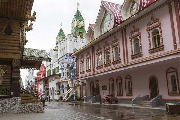 MOSCÚ - 04 DE JUNIO: Complejo Cultural-de Entretenimiento del Kremlin en Izma —  Fotos de Stock