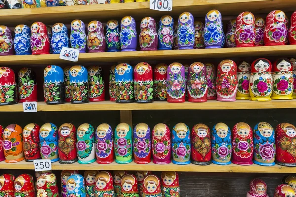 Барвисті російських вкладеності ляльки matreshka на ринку. matriosh — стокове фото