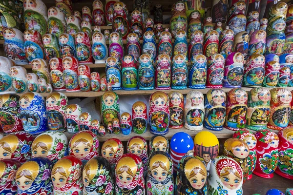 Barevné ruské hnízdící panenky matreshka na trhu. matriosh — Stock fotografie