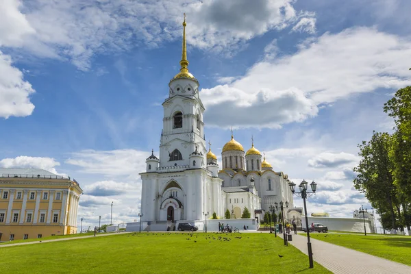 Vladimir - 05 juni 2016: kathedraal van de veronderstelling van Vladimir in su — Stockfoto