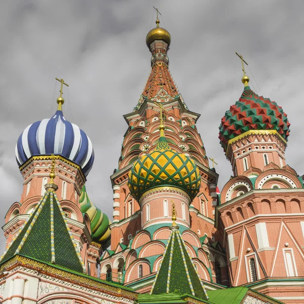 Moskau - 02. Juni: Blick auf die Basilikum-Kathedrale am Roten Platz — Stockfoto