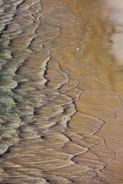 kabarık beyaz bulutlar deniz yüzeyinin üzerinde mavi gökyüzü
