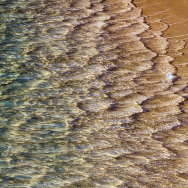 kabarık beyaz bulutlar deniz yüzeyinin üzerinde mavi gökyüzü