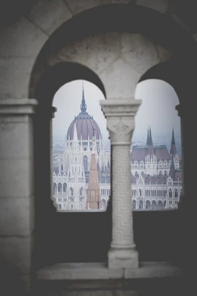 BUDAPEST, HUNGRÍA - 10 DE DICIEMBRE DE 2015: Parlamento en Budapest, c — Foto de Stock