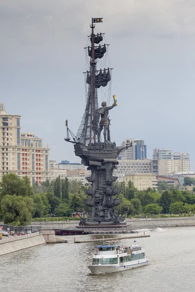 МОСКВА, РОССИЯ - ИЮНЬ 04: Памятник царю Петру I — стоковое фото