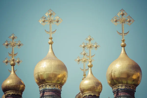 Moscovo. Kremlin. Ortodoxia. Cúpulas e cruzes Verkhospassky Cath — Fotografia de Stock