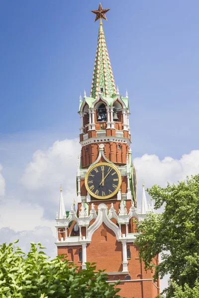 莫斯科-2016 年 6 月 4 日 ︰ 克里姆林宫钟时钟的斯帕斯卡亚 — 图库照片