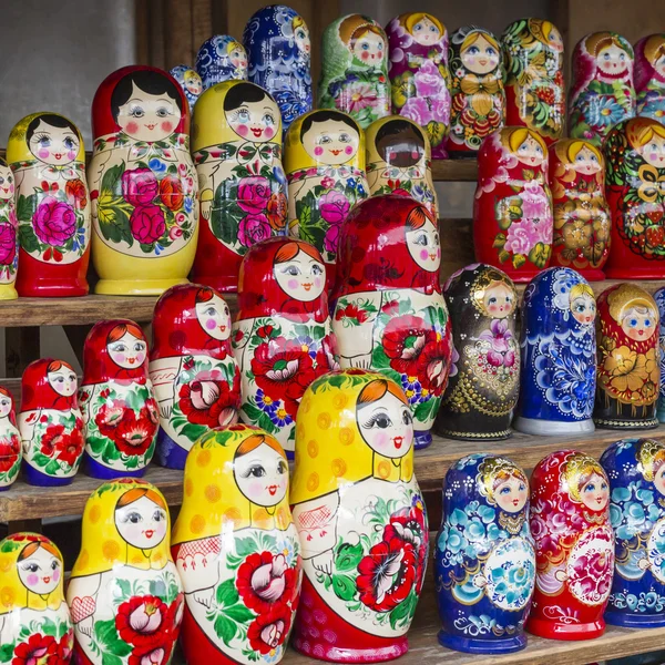 Moskva - červen 04: Velmi velký výběr matryoshkas ruské tak — Stock fotografie