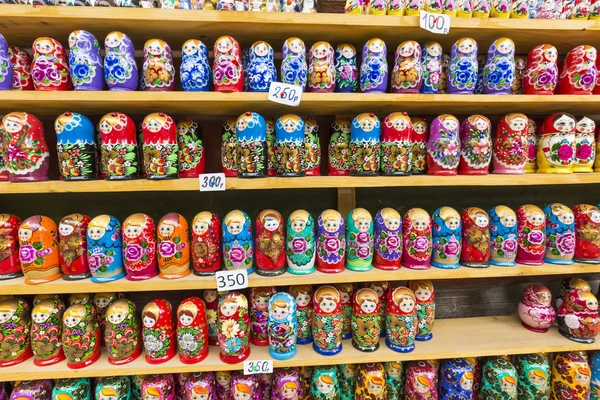 Moszkva - június 04: Nagyon nagy a választék a matryoshkas orosz így — Stock Fotó