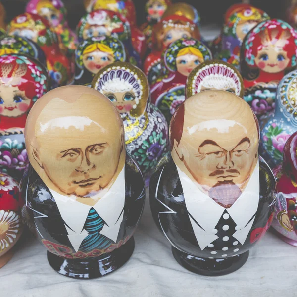 Moskva - 04 Juni: Mycket stort utbud av matryoshkas ryska så — Stockfoto