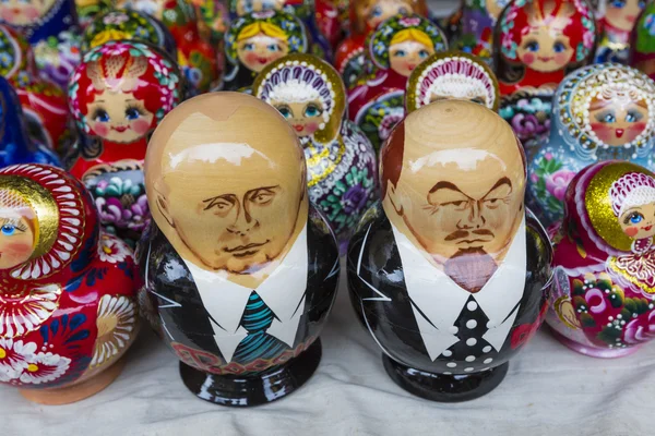 Moskva - 04 Juni: Mycket stort utbud av matryoshkas ryska så — Stockfoto