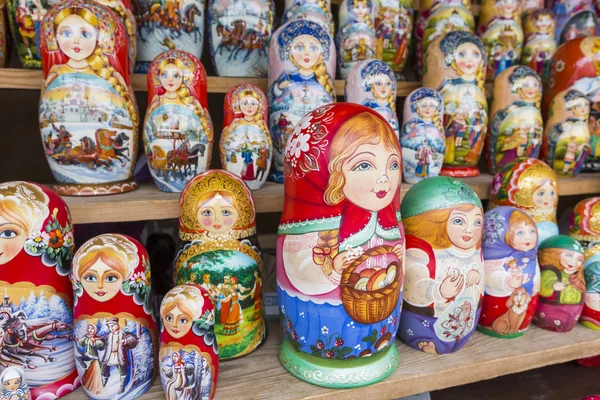 モスクワ - 6 月 4 日: matryoshkas ロシアの非常に大規模な選択、 — ストック写真