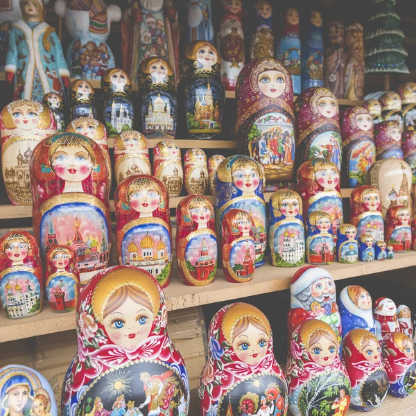 MOSCÚ - 04 DE JUNIO: Muy amplia selección de matryoshkas ruso por lo que —  Fotos de Stock