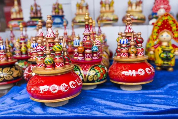 MOSCÚ - 04 DE JUNIO: Muy amplia selección de matryoshkas ruso por lo que — Foto de Stock