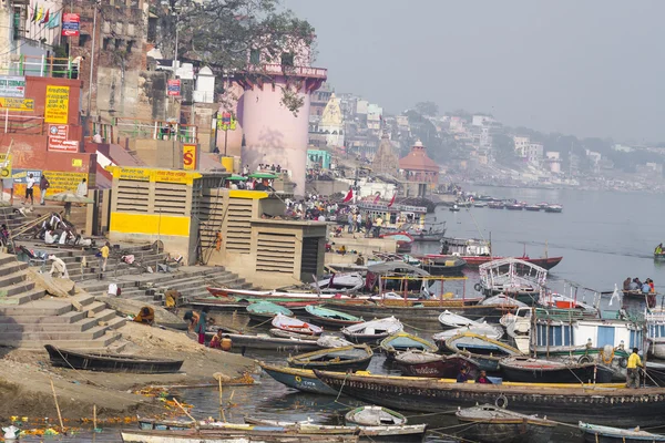 Varanasi, indien - 26. januar 2012: ghats am ufer von ganges — Stockfoto