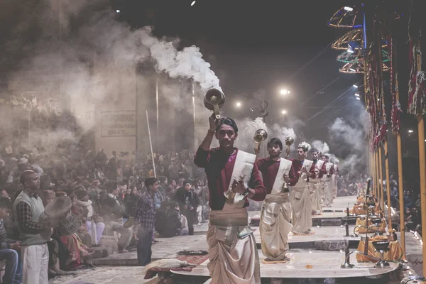 Varanasi, Indie - 26 stycznia: Niezidentyfikowany hinduskiego duchownego condu — Zdjęcie stockowe