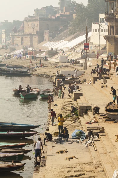 Varanasi, Indie - 26 stycznia 2012: Ghaty nad brzegiem Gangesu — Zdjęcie stockowe