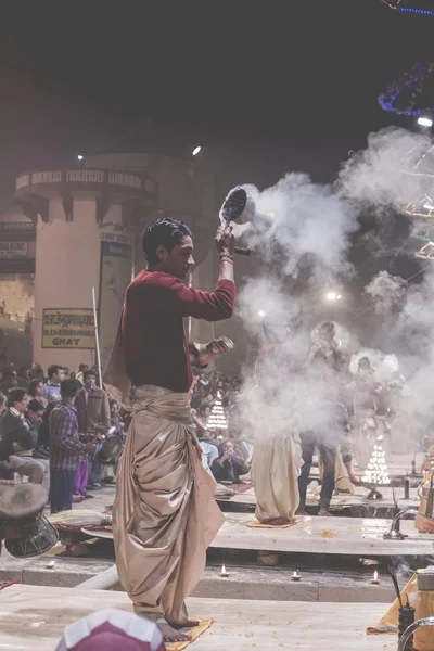 Varanasi, Indie - 26 stycznia: Niezidentyfikowany hinduskiego duchownego condu — Zdjęcie stockowe