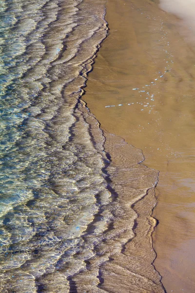 Vita fluffiga moln blå himlen över en ytbehandla av havet — Stockfoto