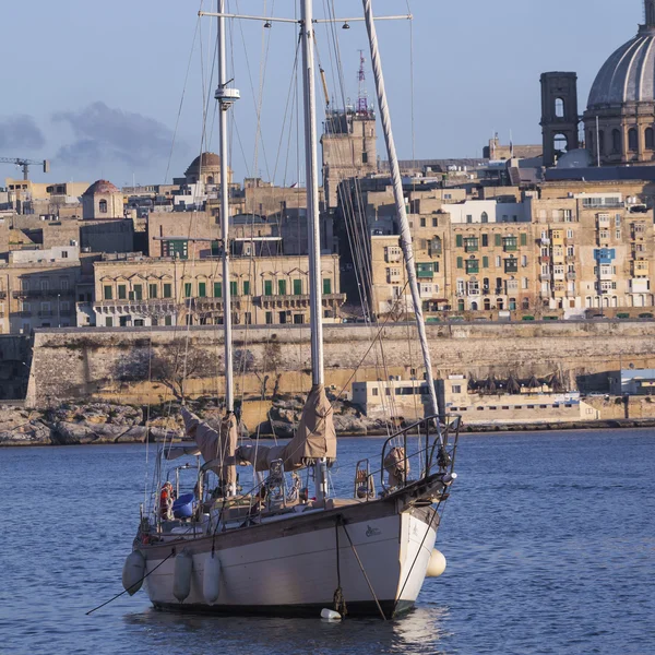 VALLETTA-MALTA - 13 de abril de 2016: Valletta Skyline in the Eveni — Fotografia de Stock