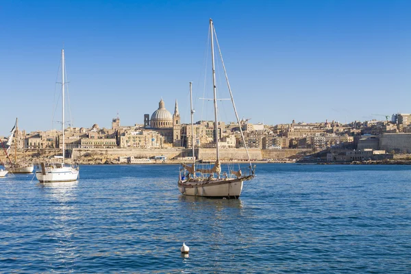 VALLETTA-MALTA - 13 de abril de 2016: Valletta Skyline in the Eveni — Fotografia de Stock