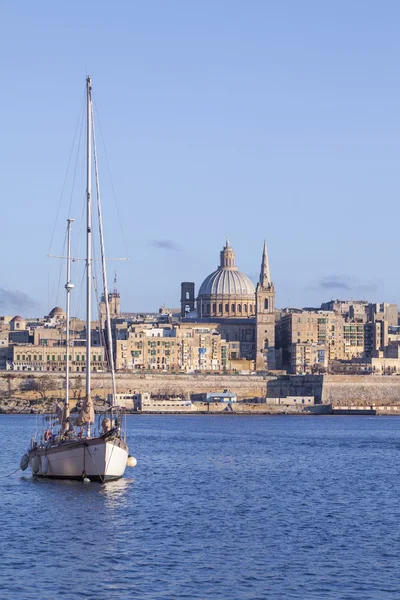 VALLETTA-MALTA - 13 de abril de 2016: Valletta Skyline in the Eveni — Fotografia de Stock