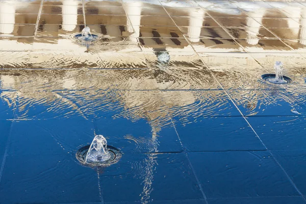 Красивое отражение фонтана — стоковое фото