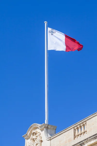 Flagga malta mot blå himmel under vind — Stockfoto