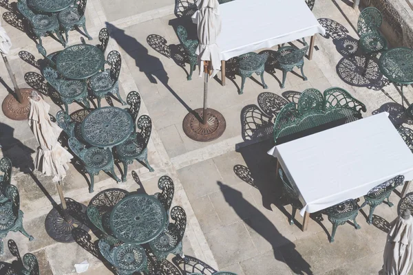 Green cafe chairs in the harbour of Valletta, Malta — Stock Photo, Image