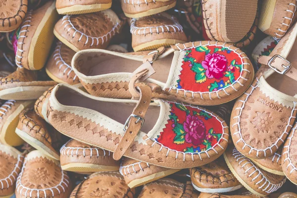 Botas de montaña tradicionales de cuero pulido para niños llamadas 'k —  Fotos de Stock