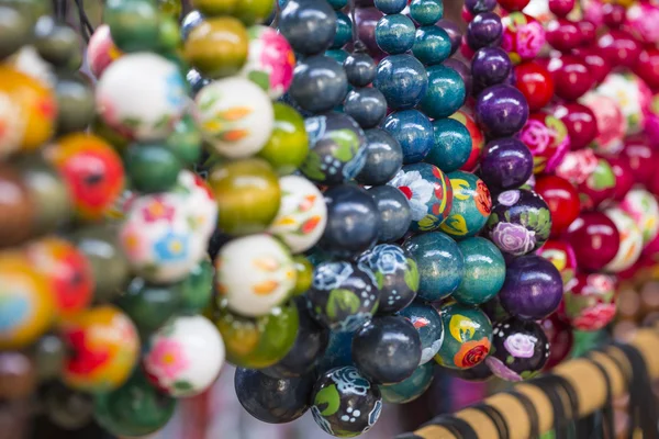 Grânulos coloridos de madeira em exposição no mercado em Zakopane, Polan — Fotografia de Stock