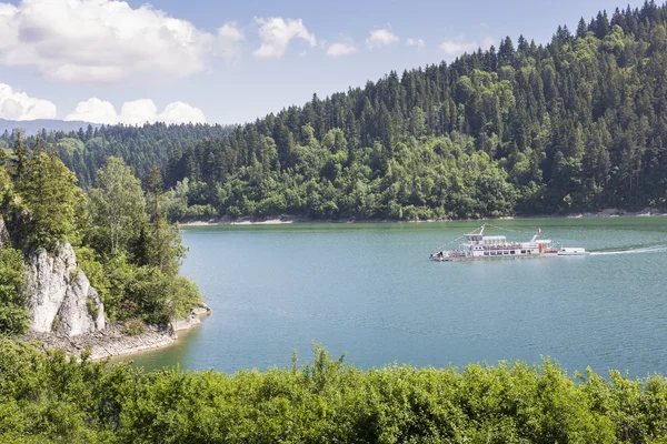 NIEDZICA, POLAND - JUNE 21: Cruise ship on the lake Czorsztynski — Stock Photo, Image