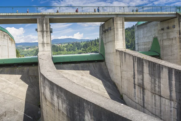 Niedzica, Polen - 21 juni: Dam in Niedzica, naast de meer Cz — Stockfoto