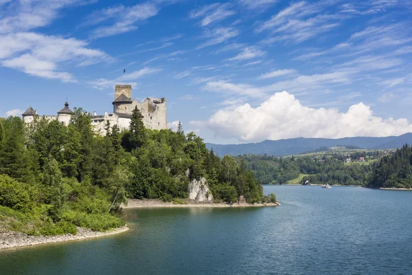 NIEDZICA, POLAND - JUNE 21: Medieval Castle in Niedzica, Poland — Stock Photo, Image