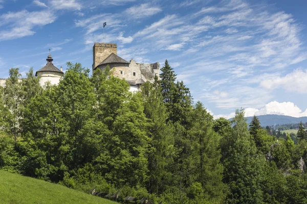 NIEDZICA, POLAND - JUNE 21: Medieval Castle in Niedzica, Poland — Stock Photo, Image