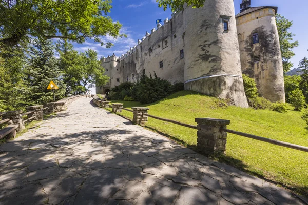 NIEDZICA, POLÔNIA - JUNHO 21: Castelo medieval em Niedzica, Polônia — Fotografia de Stock